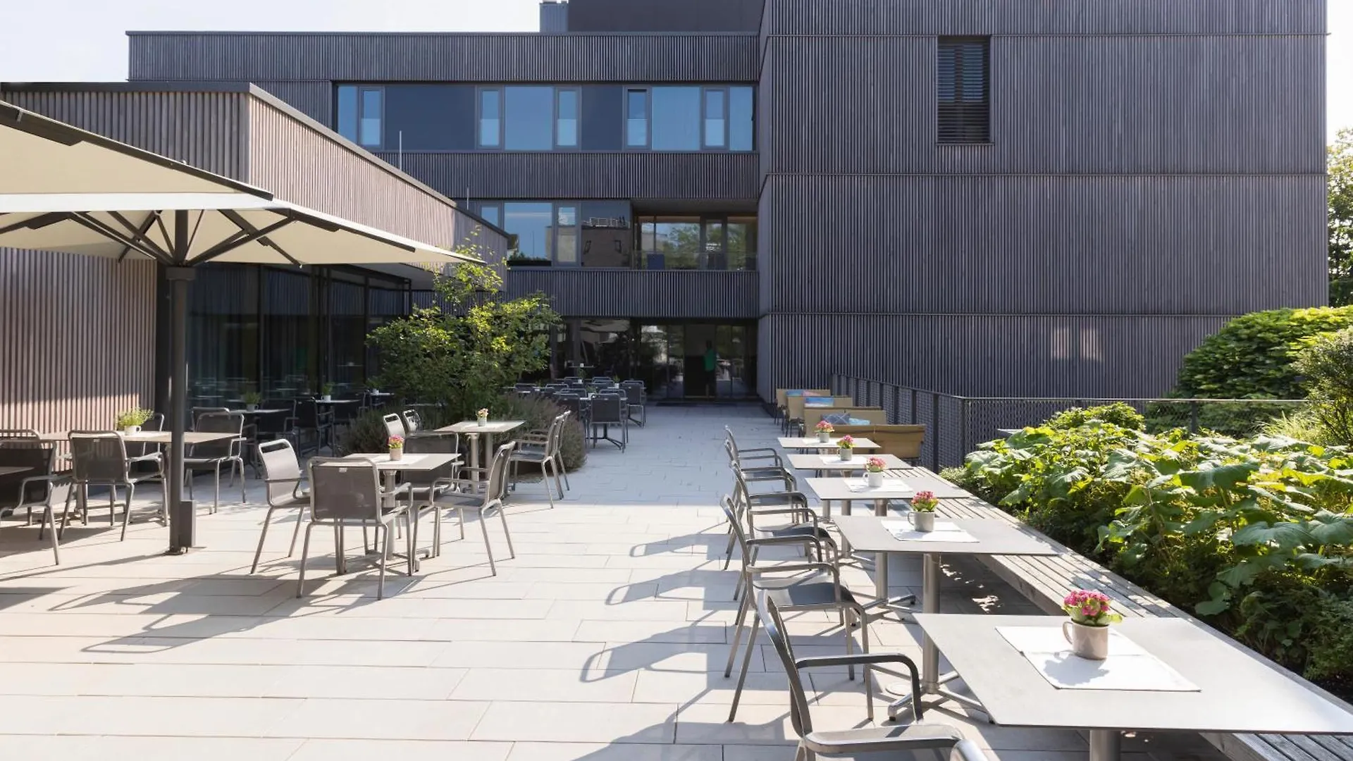 Zentral übernachten: 5 Hotels nahe Bodensee Center Friedrichshafen